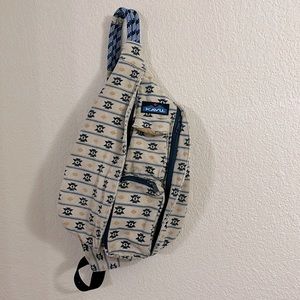 Kavu rope bag white w/ blue & yellow Aztec print
